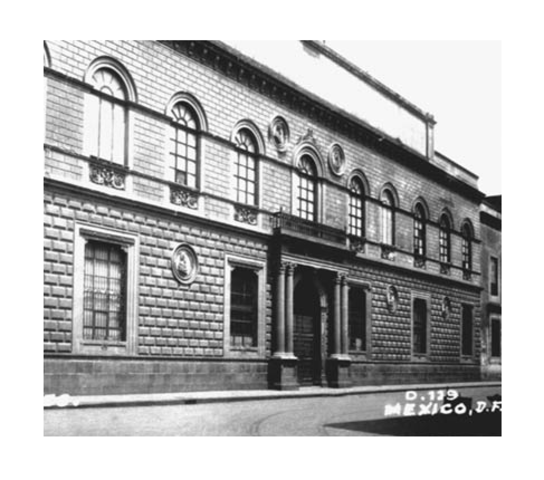 Se crea la Escuela Nacional de Arquitectura y la Escuela Nacional de Artes Plásticas, la Sección de Economía se convierte en Escuela Nacional de Economía