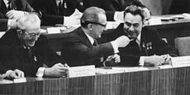 Breznev muere. Es sustituido por Yuri Andropov