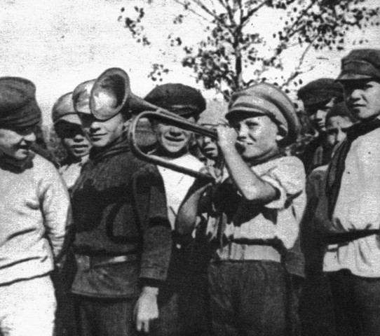 Создан первый пионерский отряд, а за ним — отряды по уездам губернии.