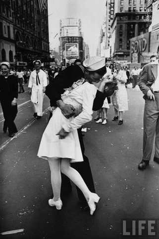 V-Day Sailor and Nurse