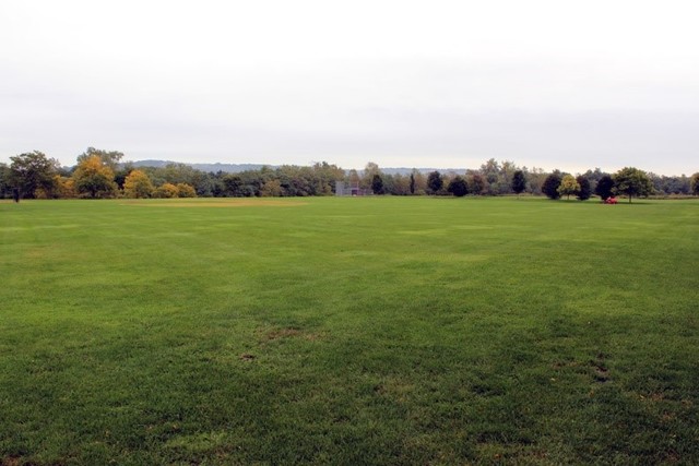 Gran Bretaña tiene un gran cambio debido a que los terratenientes abolieron el sistema tradicional de pequeños terrenos personales para sustituirlos por grandes campos abiertos con el fin de traer mas materias primas y exportar productos.