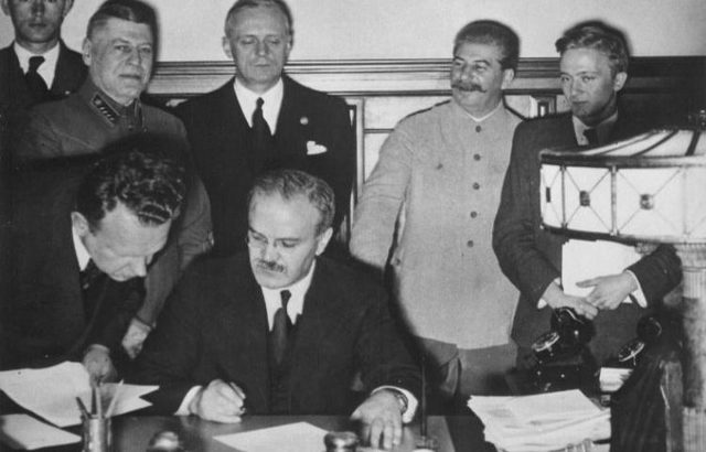 Stalin sluit met Hitler een Niet-aanvalsverdrag
