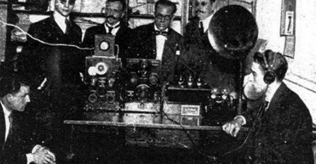 Primera transmisión de radio publica.