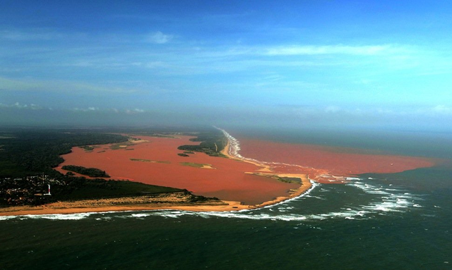 Derrame de lodos mineros en Brasil