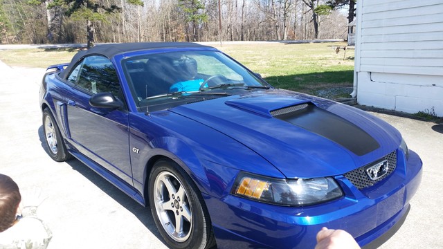 Hace dos años que manejo un carro.