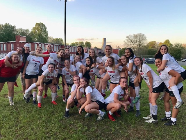 Juega al fútbol desde hace tres años.