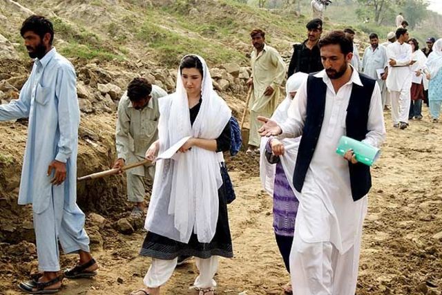 Pakistani pop stars visit flood victims