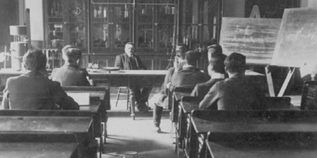 La constitución centraliza la administración publica se distingue de la privada y crea escuela para los adultos, talleres