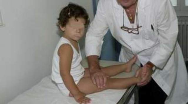 1946 pediatra Caffey describe casos de niños maltratados