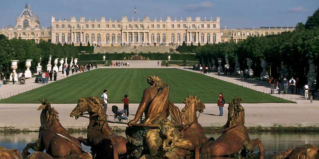 Louis XIV moves into Palace of Versailles