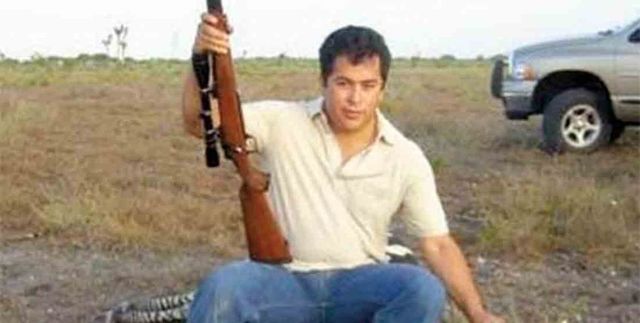 Soldados mexicanos matan a tiros a Heriberto Lazcano El Lazca, jefe máximo de los Zetas. Un comando roba su cadáver