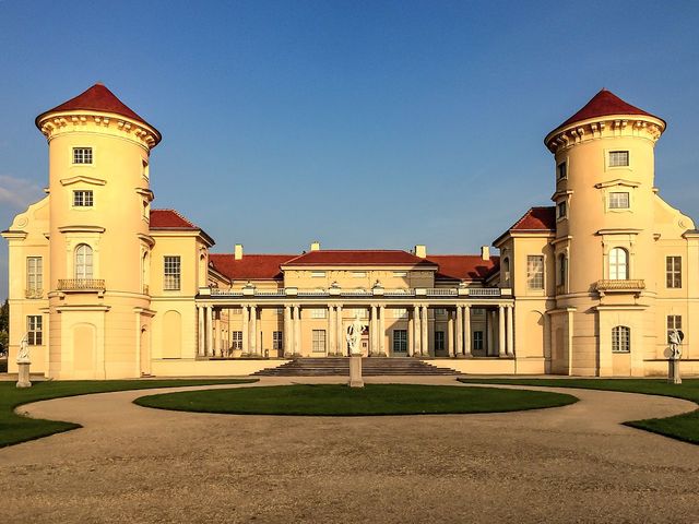 Moves to Rheinsburg palace