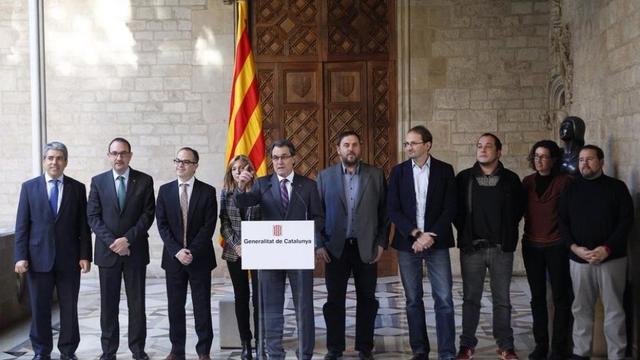 Los partidos defensores de celebrar una «consulta» al «pueblo de Cataluña» (CiU, ERC...) con dos preguntas :