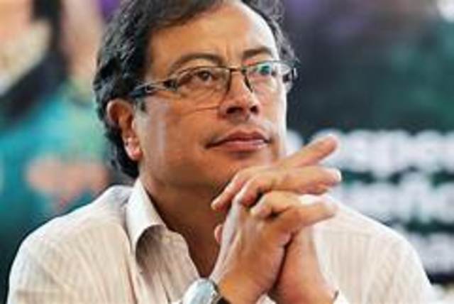 El senador Gustavo Petro, anticipó que en el debate en la Comisión Primera del Senado, denunciará que los "positivos" de la fuerza publica, que sirven para los ascensos de militares, han originado el asesinato de por lo menos 100 personas.