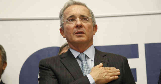 Empieza la primera administración de Álvaro Uribe