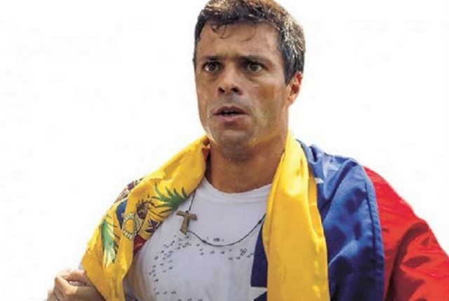 El líder opositor Leopoldo López, acusado por el gobierno de instigar actos de violencia, se entrega a las autoridades. Al menos 28 personas mueren en actos de violencia.