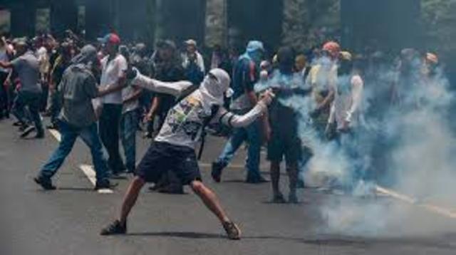 Luego de marchas y protestas que dejaron muertos y heridos el 11 de abril, el Alto Mando Militar anuncia que Hugo Chávez renuncia a la presidencia.