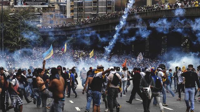 Cientos de miles de personas protestan en Caracas exigiendo la renuncia de Maduro.
