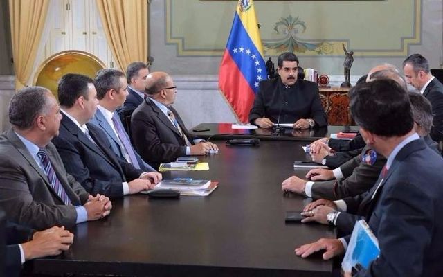 Maduro anuncia medidas para combatir la crisis económica, incluyendo la devaluación de la moneda y el primer aumento en el precio de la gasolina en 20 años.