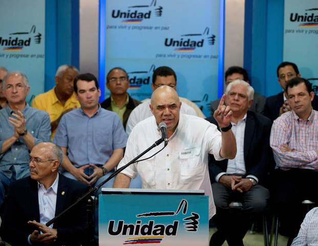 Tres diputados de la Unidad Democrática renuncian a la Asamblea Nacional bajo presión del Tribunal Supremo de Justicia, dejando a la coalición sin la mayoría necesaria para bloquear legislación propuesta por el presidente Maduro.