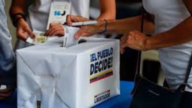 En referendo popular, el electorado venezolano aprueba una nueva constitución que sustituye a la de 1961. (La nueva Constitución de 1999, que es la Constitución vigente promovida por Hugo Chávez