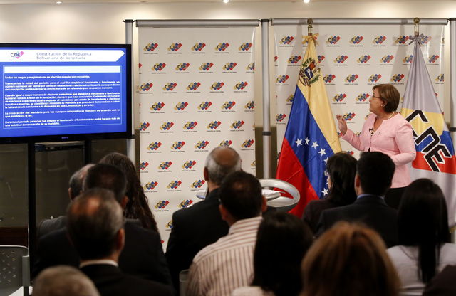 El Consejo Nacional Electoral anuncia el resultado final de la revisión de las firmas para convocar el Referendo Revocatorio a Hugo Chávez