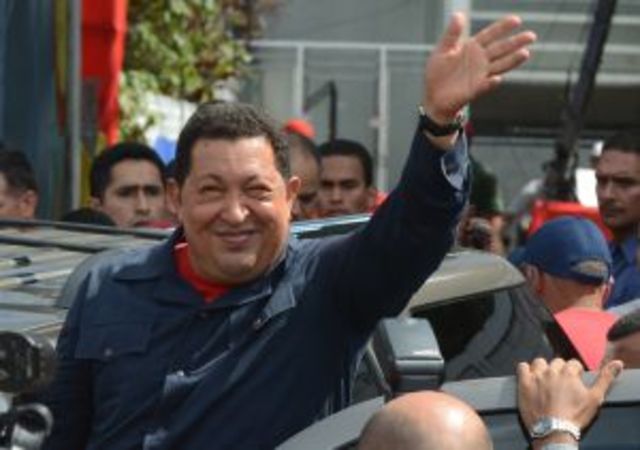 Chávez gana un cuarto período en el cargo con el 54% de los votos y una asistencia a las urnas del 81%. El líder opositor Henrique Capriles Radonski reconoce la victoria de Chávez.