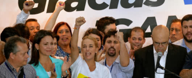 La coalición opositora Unidad Democrática gana las dos terceras partes de la Asamblea Nacional, poniendo fin a 16 años de control del Partido Socialista sobre el parlamento.