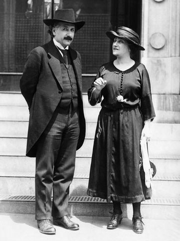 Albert Einstein marries with Elsa Albert
