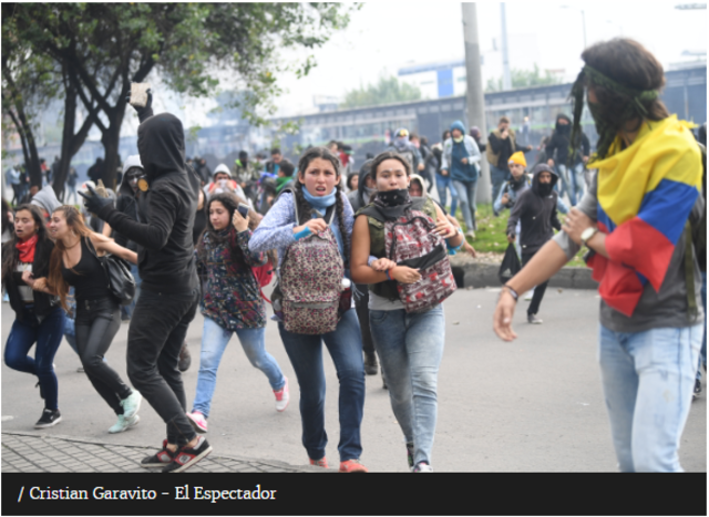 Los enfrentamientos entre policías y manifestantes.