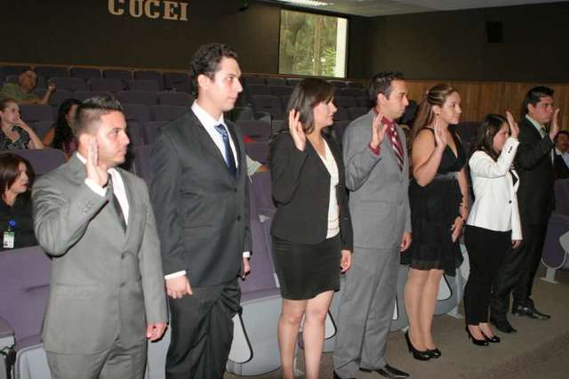 Se titulan cuatro Ing. Químicos Industriales.