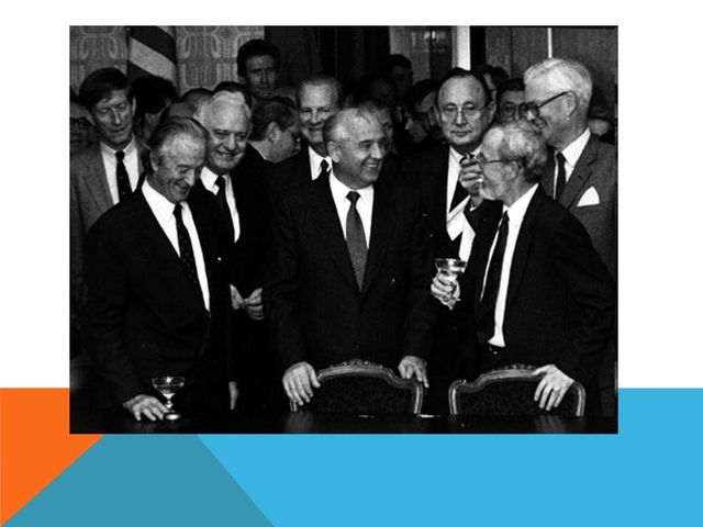 t. 2+4 débouche sur t. réunification de l'All (10 OCTOBRE)