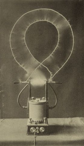 Tesla presentó y patentó el generador oscilador a vapor.