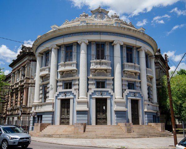 Início da construção da Faculdade de Medicina, no local onde funcionava o Circo de Touradas