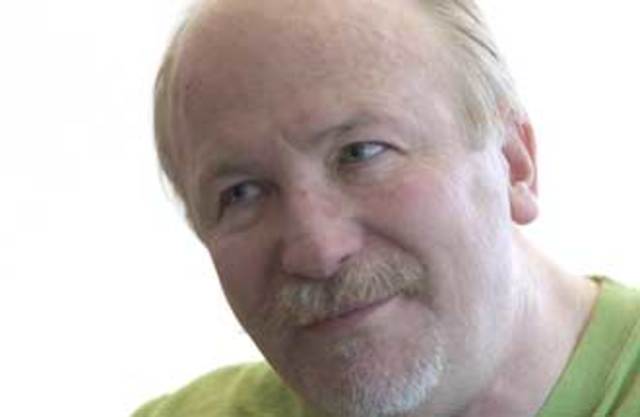 Kincheloe publica nueva versión De lo que sigue en otros lugares