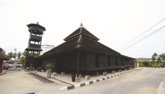 Masjid Kampung Laut is Built (oldest Mosque)