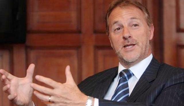 Postula para Alcalde de Lima con el Partido Acción Popular.