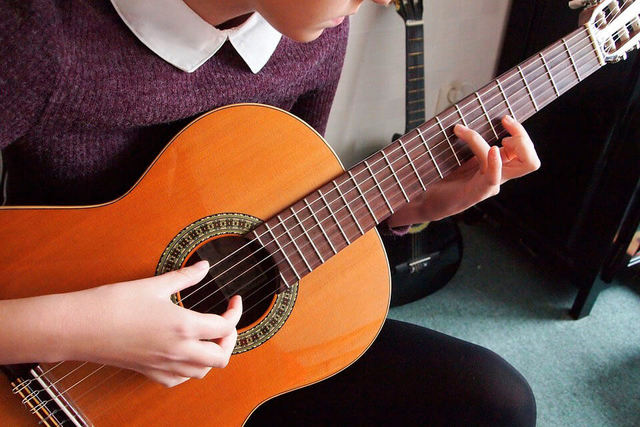 aprendía tocar guitarra