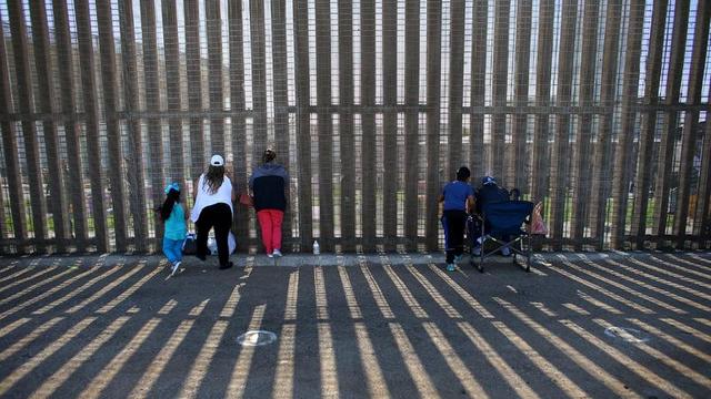 EE.UU cierra paso fronterizo que conecta con México