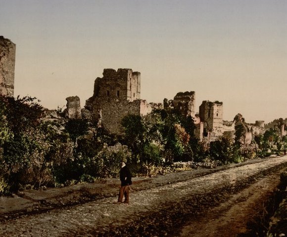 Teodosio II se convierte en emperador de Bizancio; construye las murallas teodosianas alrededor de Constantinopla