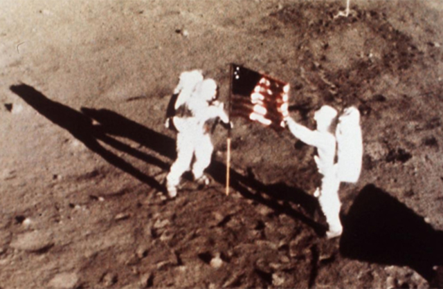 Primeros pasos en La Luna.