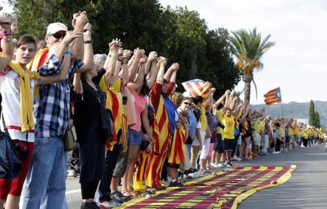 Gran cadena humana de 400 km unió de norte a sur el territorio de Cataluña en la que se llamó la «Vía Catalana hacia la Independencia»