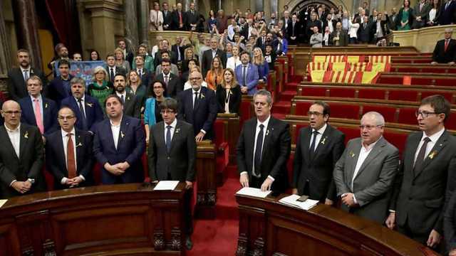El 27 de Octubre, el parlamento catalán vota en favor de la independencia con 70 voces.