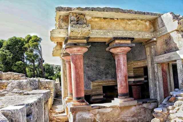 Destrucción de los palacios cretenses.