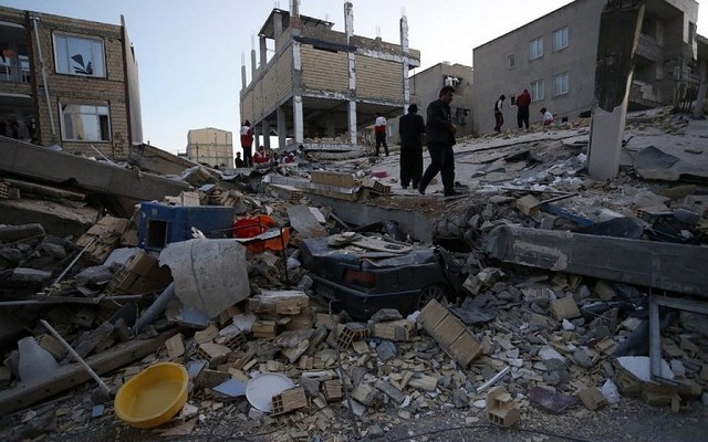 A major earthquake strikes Iran, killing approximately 40,000 people.