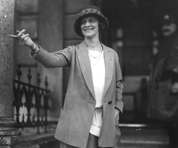 Nancy Astor se convierte en la primer mujer en el Parlamento británico.