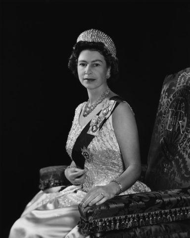 Mientras la Guerra de Corea finaliza, Elisabeth II es coronada Reina de Inglaterra.