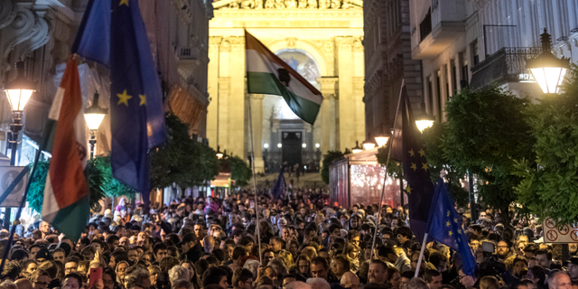 Az LMP ifjúsági szervezete a CEU mellett demonstrál