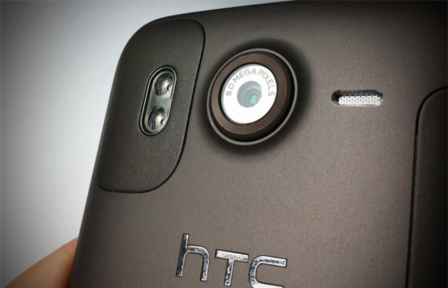 Apareixen els primers mòbils amb càmera i a tot color.