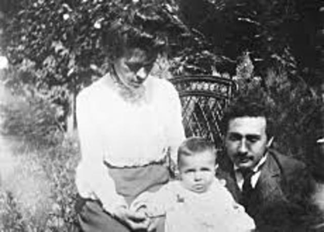En que año Albert Einstein tuvo su primer hijo